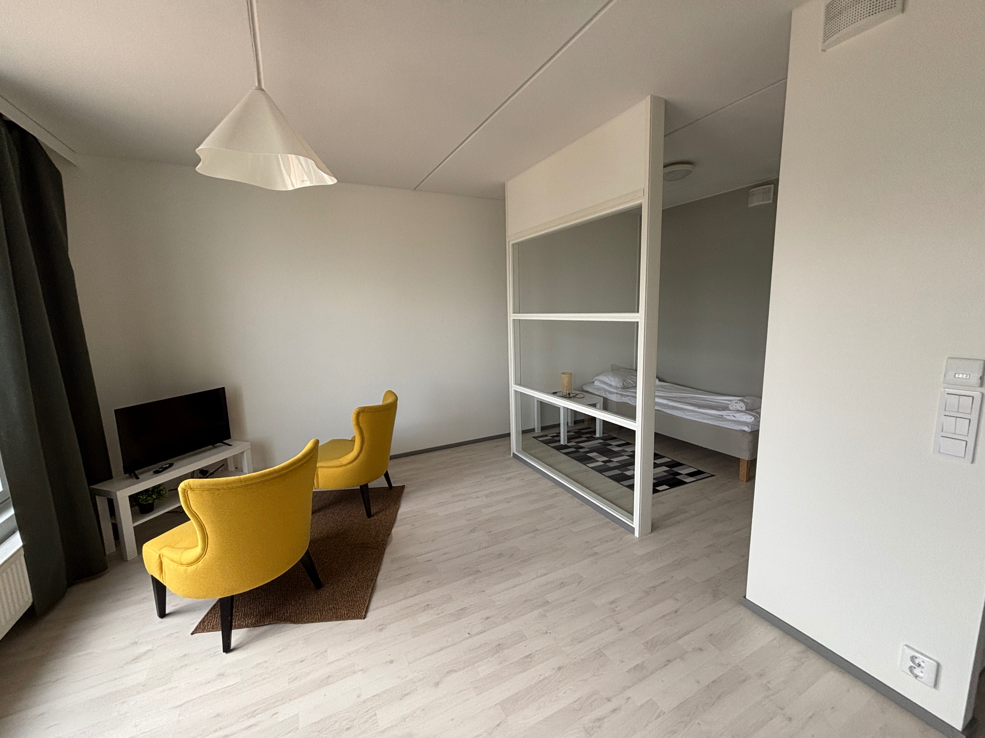 Studio-asunto Lappeenrannassa – olohuone ja sänkynurkkaus