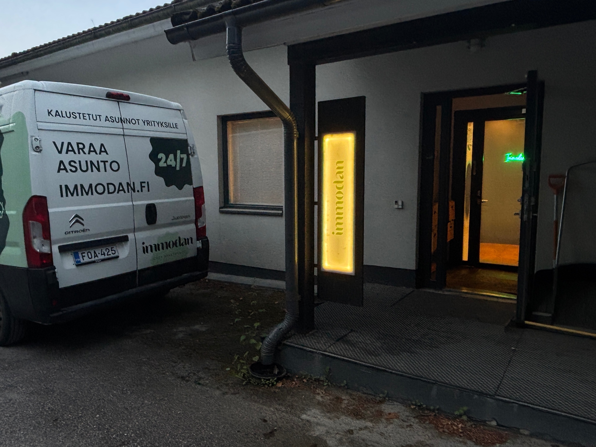 Immodanin keskusvarasto ja showroom Espoossa